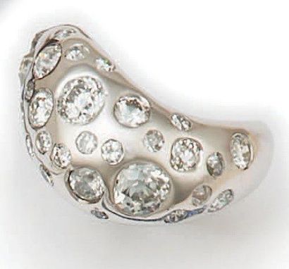 null Bague mouvementée en or gris, pavée de diamants ronds de taille brillant et...