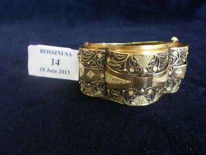 null Large bracelet rigide ouvrant en or de deux tons, à décor de feuil - lages filigrannés....