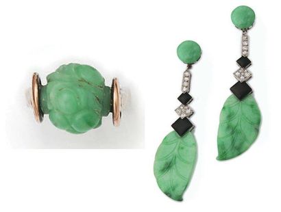 null Ensemble comprenant: Une paire de pendants d'oreilles en or gris ornée de jade...