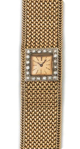 BOUCHERON Montre bracelet de dame en or jaune 18 K (750/1000e), la lunette carrée...
