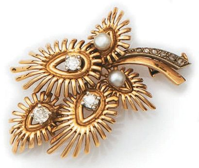 null Broche fleur en or jaune et platine, partiellement sertie de diamants de taille...