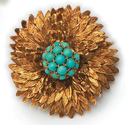 null Broche fleur en or jaune gravé, ornée au centre de turquoises cabochons. Poids...