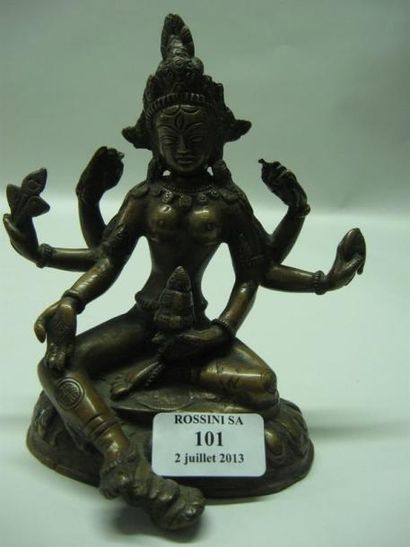ASIE Sujet en bronze représentant une Tara tenant divers attributs. Tibet. Haut.:...