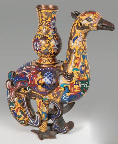 ASIE Oiseau fohang en bronze et émaux cloisonnés, un vase sur son dos. Chine. Haut.:...