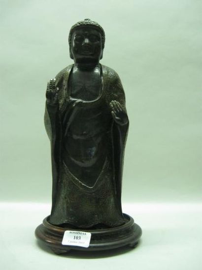 ASIE Bouddha en bronze à décor d'émaux cloisonnés. Il est représenté debout bénissant....