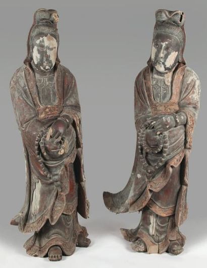 ASIE Deux grands sujets en bois polychrome, représentant des guanyin tenant dans...