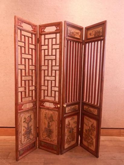 ASIE Deux portes en bois à décors divers ajourés, décor de lions et objets mobiliers....