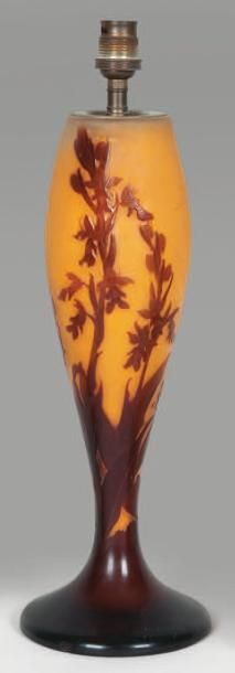 Emile GALLE (1846 -1904) Vase ovoïde sur socle évasé. Épreuve en verre doublé rouge...