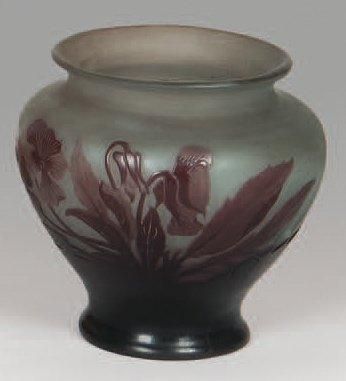 Emile GALLE (1846 -1904) Vase tronconique à base galbée et col ouvert. Épreuve en...