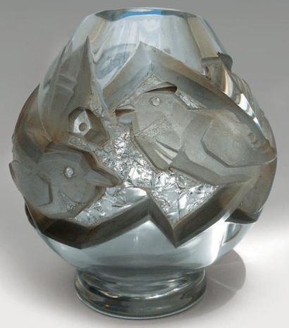 Aristide COLOTTE Vase en cristal à corps ovoïde sur talon renflé. Décor d'oiseaux...