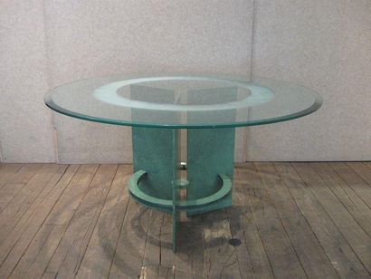 TRAVAIL FRANÇAIS 1950-1960 Table à piètement à trois ailettes articulées sur un arceau....