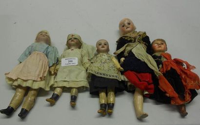 null Lot de cinq poupées folkloriques avec têtes en biscuit et corps en composition....