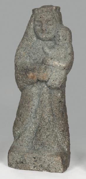 null Petite vierge à l'enfant en granit sculpté du XIXe siècle. Elle est de style...
