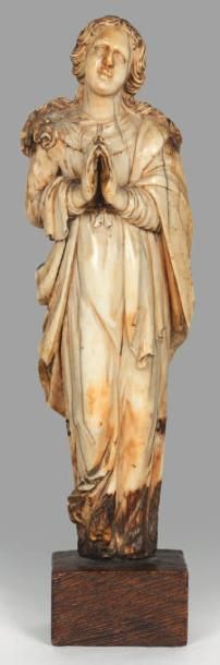 null Petite sculpture en ivoire du XVIIe siècle. Elle représente une sainte femme...