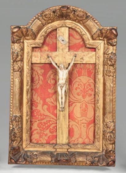 null Christ en ivoire sculpté dans son cadre en bois doré, le tout du XVIIIe siècle....