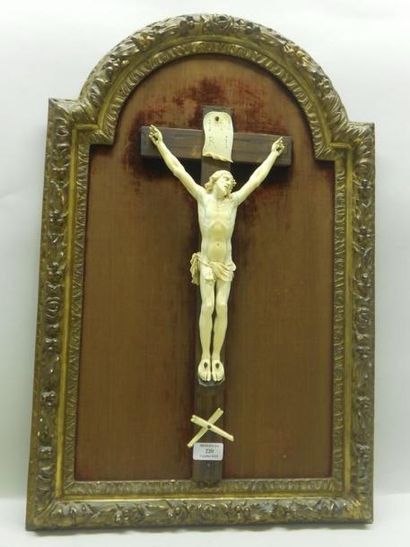 null Christ en ivoire sculpté du début du XVIIIe siècle. Il est présenté sur une...