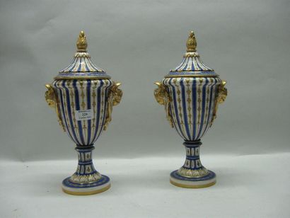 SÈVRES (dans le goût de) Paire de vases balustres couverts en porcelaine à décor...