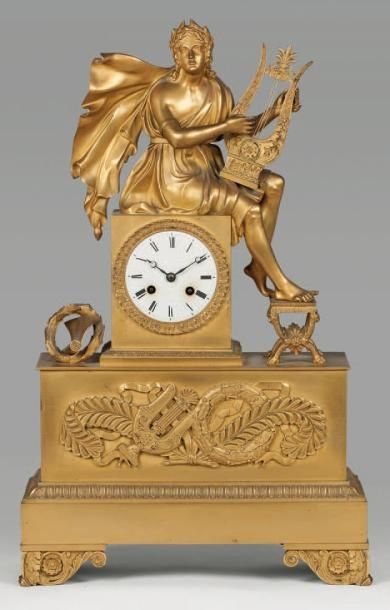 null Pendule d'époque Charles X en bronze ciselé et doré "allégorie d'Apollon". Apollon...