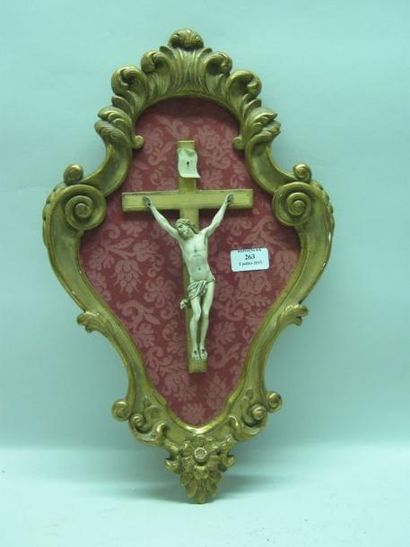 null Christ en croix, en ivoire sculpté dans un cadre en bois et stuc doré. XVIIIe...