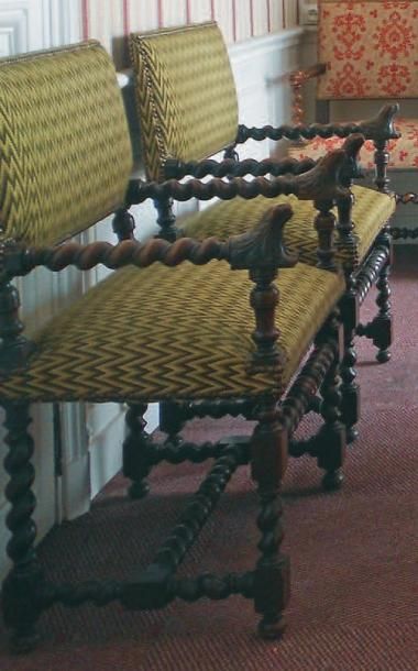 null Paire de chaises à bras en bois tourné de style Louis XIII aux accotoirs terminés...
