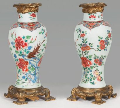 ASIE Paire de vases balustres en porcelaine et émaux famille rose à décor de faisans...