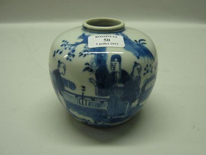 ASIE Un flacon porcelaine de Chine décor bleu-blanc de person nages. Haut.: 13 c...