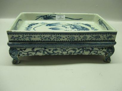 ASIE Petite table en porcelaine blanc bleu. Chine. Haut.: 31,5 - Larg.: 19 cm