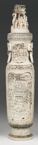 ASIE Vase couvert en ivoire finement sculpté de scènes de palais animés de personnages...