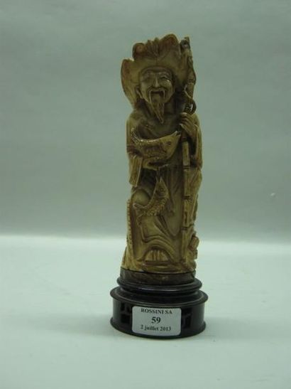 ASIE Pêcheur en ivoire sculpté. Chine. (état moyen). Haut.: 19,5cm