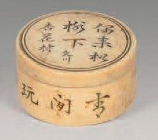 ASIE Petite boîte circulaire en ivoire avec inscriptions. Diam.: 5,3 cm