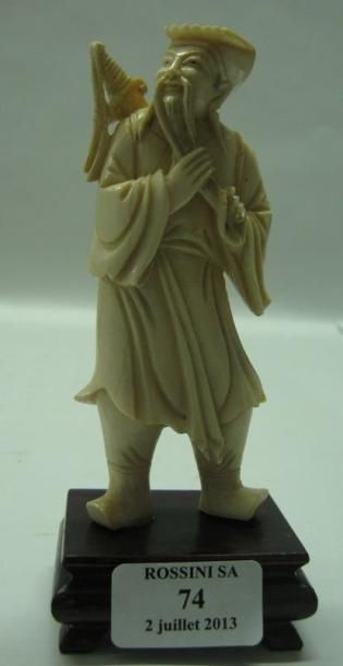 ASIE Sujet en ivoire, représentant un personnage au sabre. Chine. Haut.: 13 cm