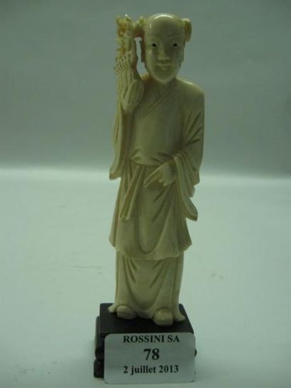 ASIE Sujet en ivoire, représentant un personnage debout. Chine. Haut.: 12,5 cm