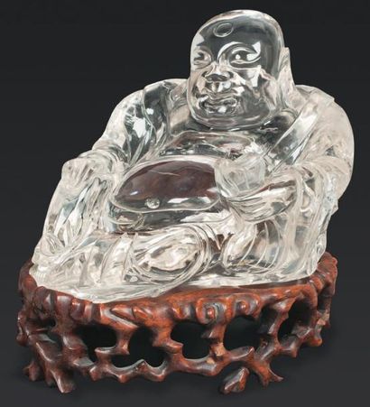 ASIE Bouddha en cristal de roche assis sur le sac des richesses. Chine, vers 1920....