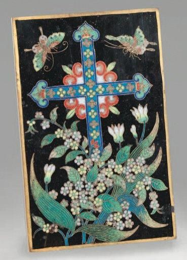 ASIE Plaque en émaux cloisonné à décor de croix. Chine, vers 1900. Haut.: 10 cm