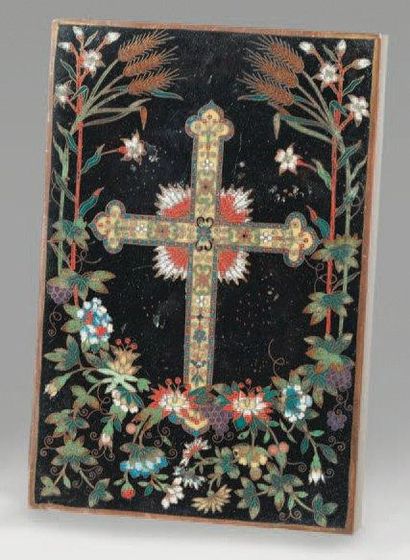 ASIE Plaque en émaux cloisonné à décor de croix. Chine, vers 1900. Haut.: 11,3 c...