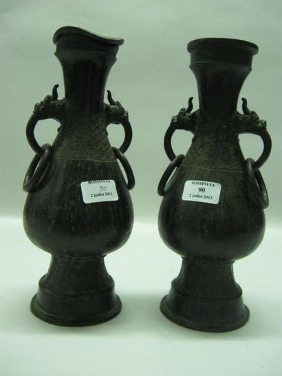 ASIE Paire de vases piriforme sur piédouche en bronze de patine verte, deux anses...