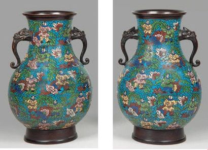 ASIE Paire de vases balustres en bronze et émaux champlevés à décor de personnages...