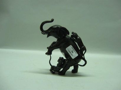 ASIE Okimono en bronze représentant un éléphant attaqué par deux tigres. Japon. Haut.:...