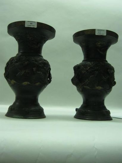 ASIE Paire de vases balustre en bronze. Japon. Haut.: 31,5 cm