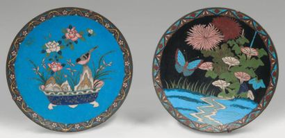 ASIE Deux plats en bronze et émaux cloisonnés à décors l'un d'une jardinière fleurie...