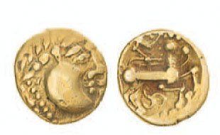 null GAULE de L'EST ? Quart de statère d'or (1,80 g) à la tête à droite et au triskèle...