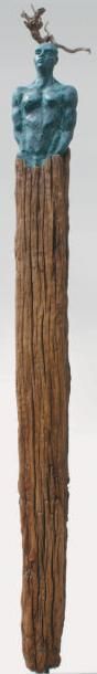 DANNIOU Valérie, née en 1968 Dadga Sculpture en grès et bois, signée au dos, Haut.:...