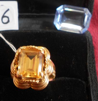 null Bague en or jaune sertie d'une citrine.
9,5 g
On y joint une pierre d'imitation...