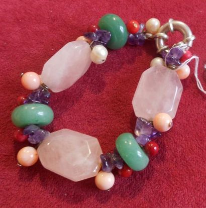 null Un bracelet en argent et pierres dures (quartz rose, améthystre, jade, corail...