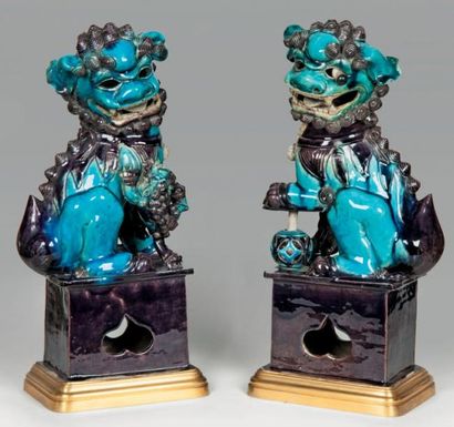 null Couple des chiens fô en porcelaine bleu turquoise et aubergine, ils sont assis...