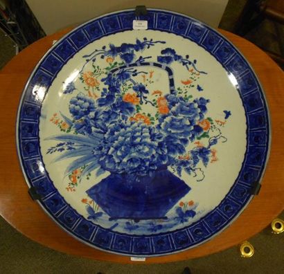 null Grand plat en porcelaine à décor en bleu rehaussé de poly - chromie, représentant...