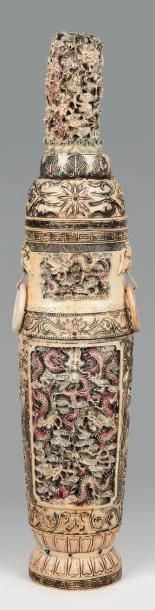 null Vase couvert en ivoire polychrome à décor sculpté en relief de dragons parmi...