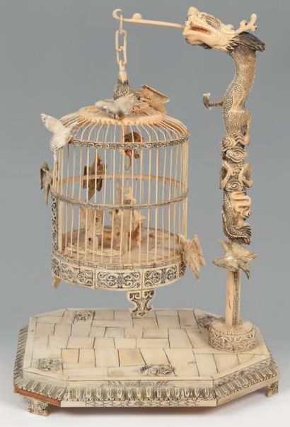 null Groupe en ivoire et placage d'ivoire, représentant une cage à oiseaux entourées...