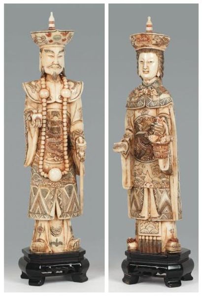 null Couple de dignitaires en ivoire sculpté polychrome reposant sur des socles en...