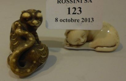 null Lot de deux netsuke en ivoire, l'un rehaussé de brun, repré - sentant un tigre...